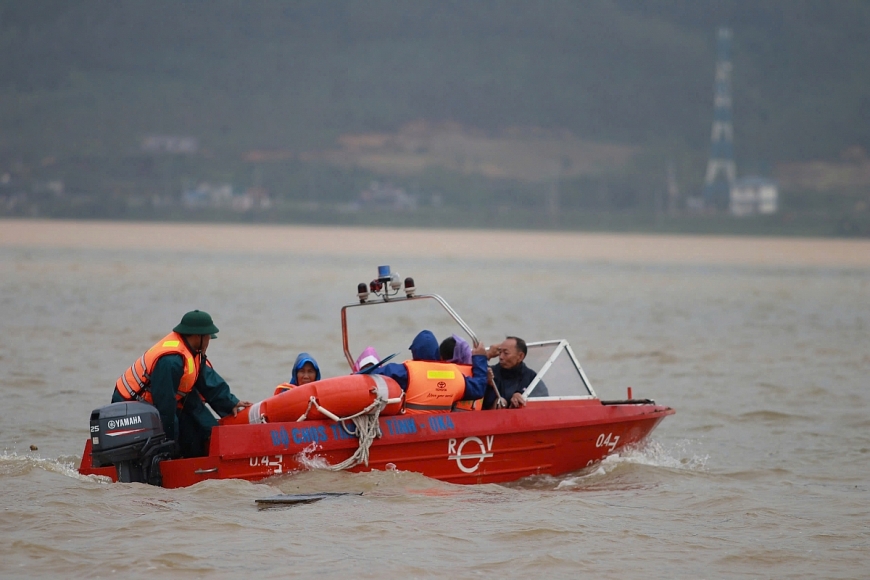 Hơn 2.000 người dân được di dời khỏi vùng ngập sâu ở Hà Tĩnh