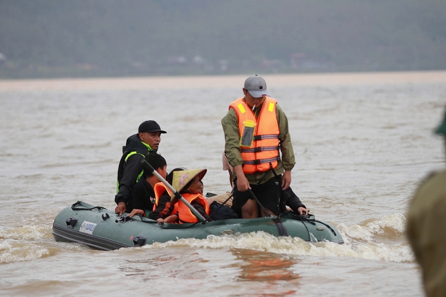 Hơn 2.000 người dân được di dời khỏi vùng ngập sâu ở Hà Tĩnh