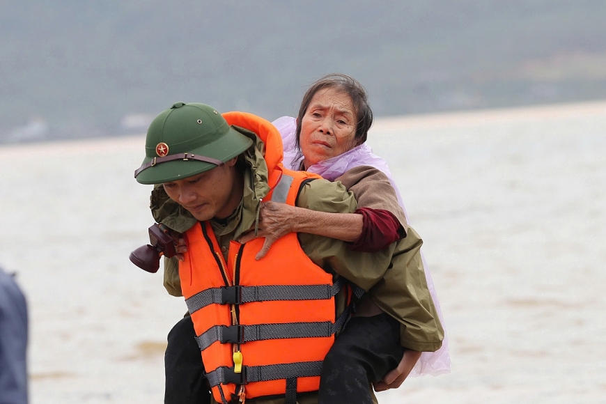 Hơn 2.000 người dân được di dời khỏi vùng ngập sâu ở Hà Tĩnh