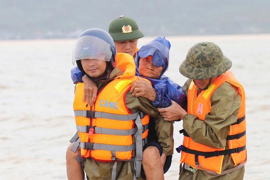 Hơn 2.000 người dân được di dời khỏi vùng ngập sâu ở Hà Tĩnh