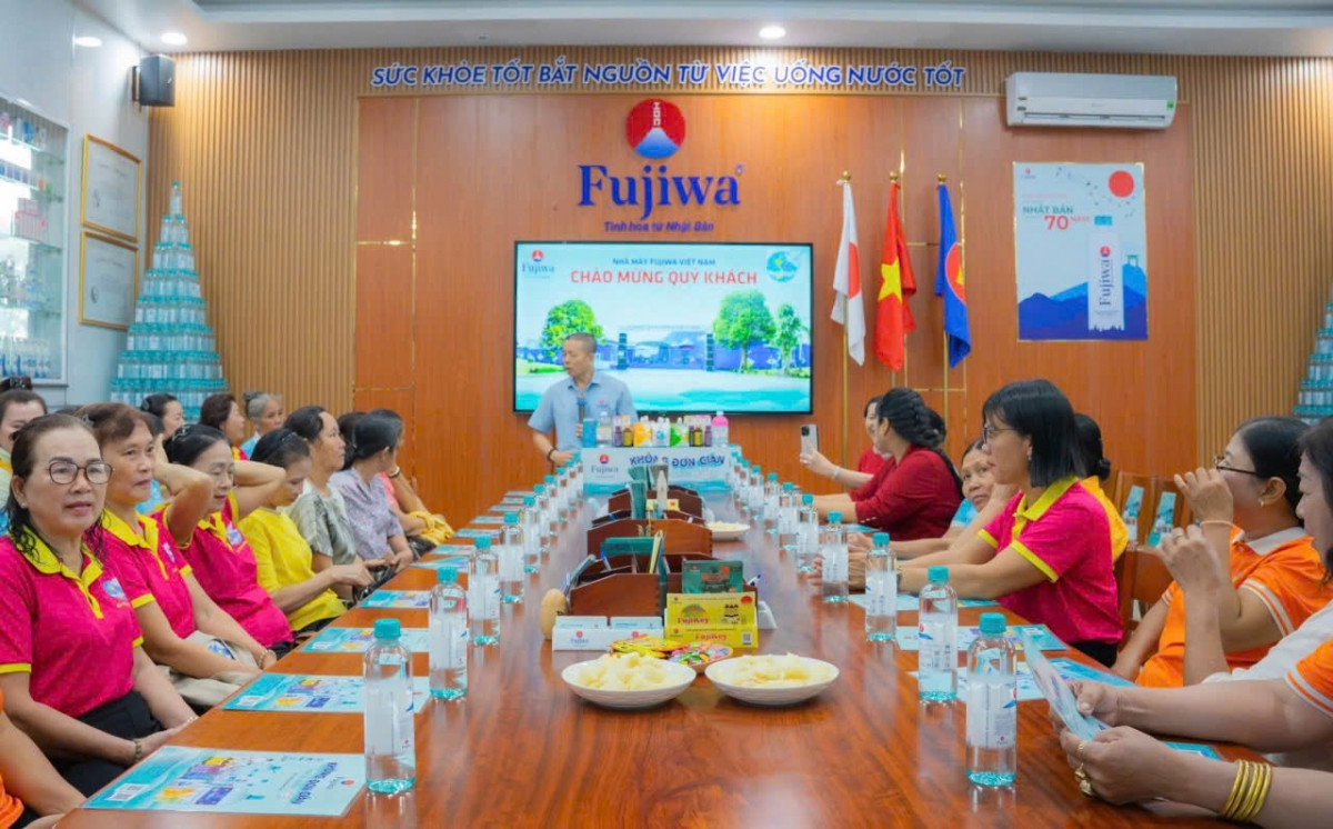 Đoàn LHPN xã Củ Chi trao đổi về tác dụng của nước ion kiềm