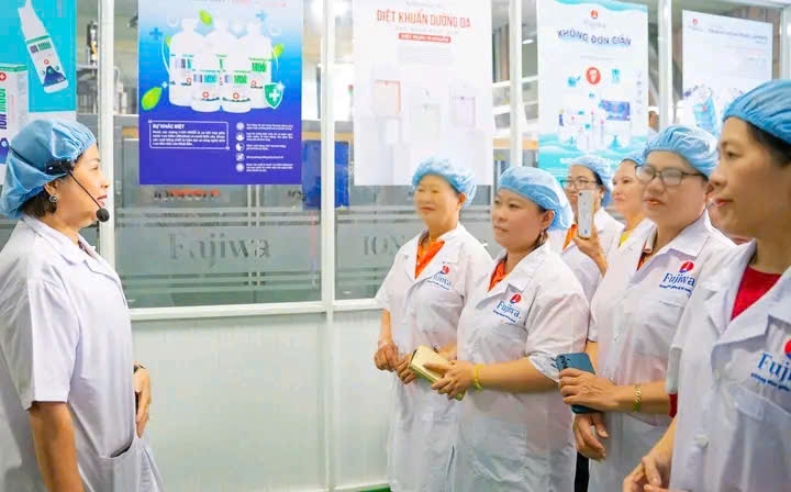 Tham quan hệ thống sản xuất hiện đại của Nhà máy 