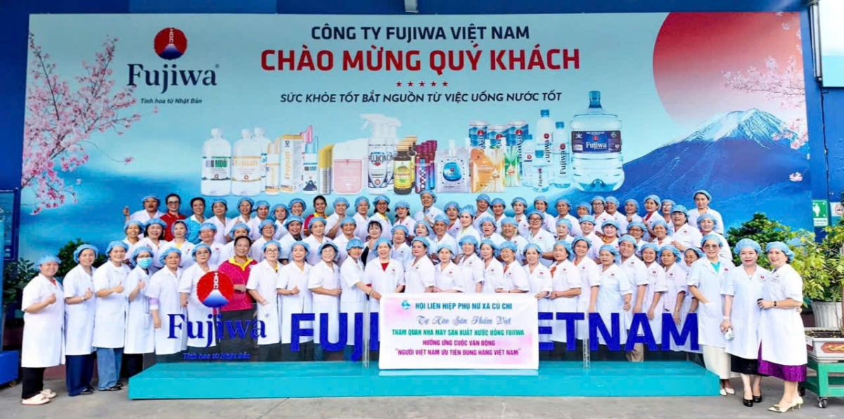 Chụp ảnh lưu niệm cùng đoàn 