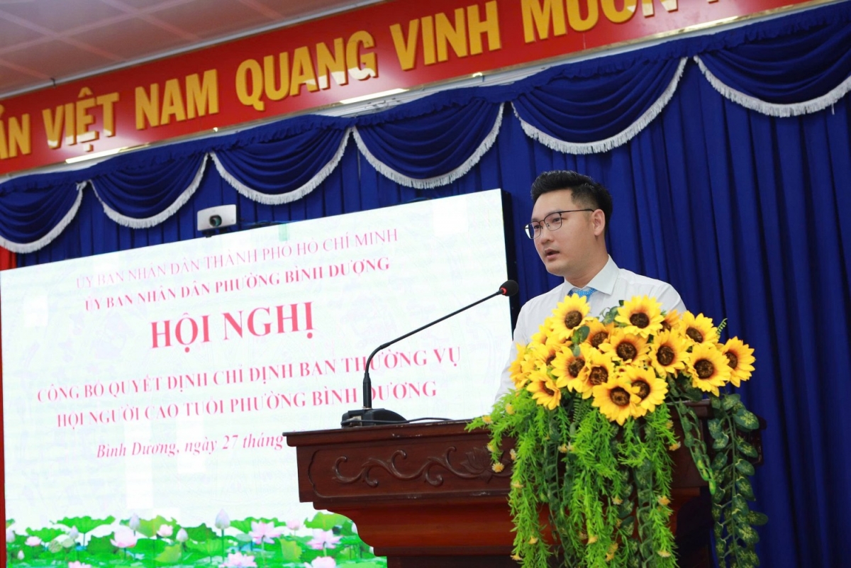 Ông Nguyễn Hữu Lợi - Ủy viên Ban Thường vụ Đảng ủy, Phó Chủ tịch UBND phường Bình Dương phát biểu tại Hội nghị