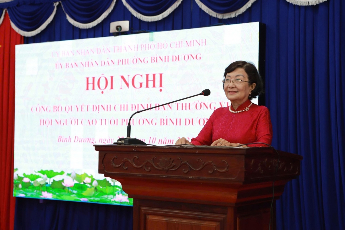 Bà Nguyễn Thị Thanh Thủy – Chủ tịch Hội Người cao tuổi phường Bình Dương đại diện BTV Hội phát biểu nhận nhiệm vụ