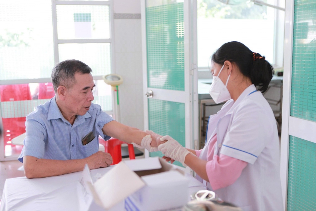 Khám sức khỏe định kỳ miễn phí cho người cao tuổi phường Bình Dương.