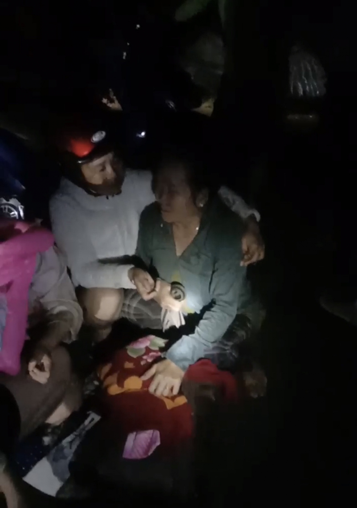 Người dân khu vực Tuy Phong, Lâm Đồng hoảng loạn khóc vì lo lắng cho người thân