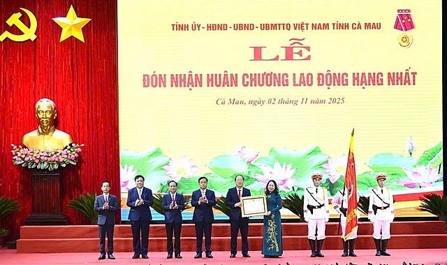 Phó Chủ tịch nước Võ Thị Ánh Xuân trao Huân chương Lao động hạng Nhất cho Đảng bộ, chính quyền và Nhân dân tỉnh Cà Mau