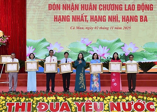 Phó Chủ tịch nước Võ Thị Ánh Xuân trao Huân chương Lao động hạng Nhất, hạng Nhì và hạng Ba cho các cá nhân