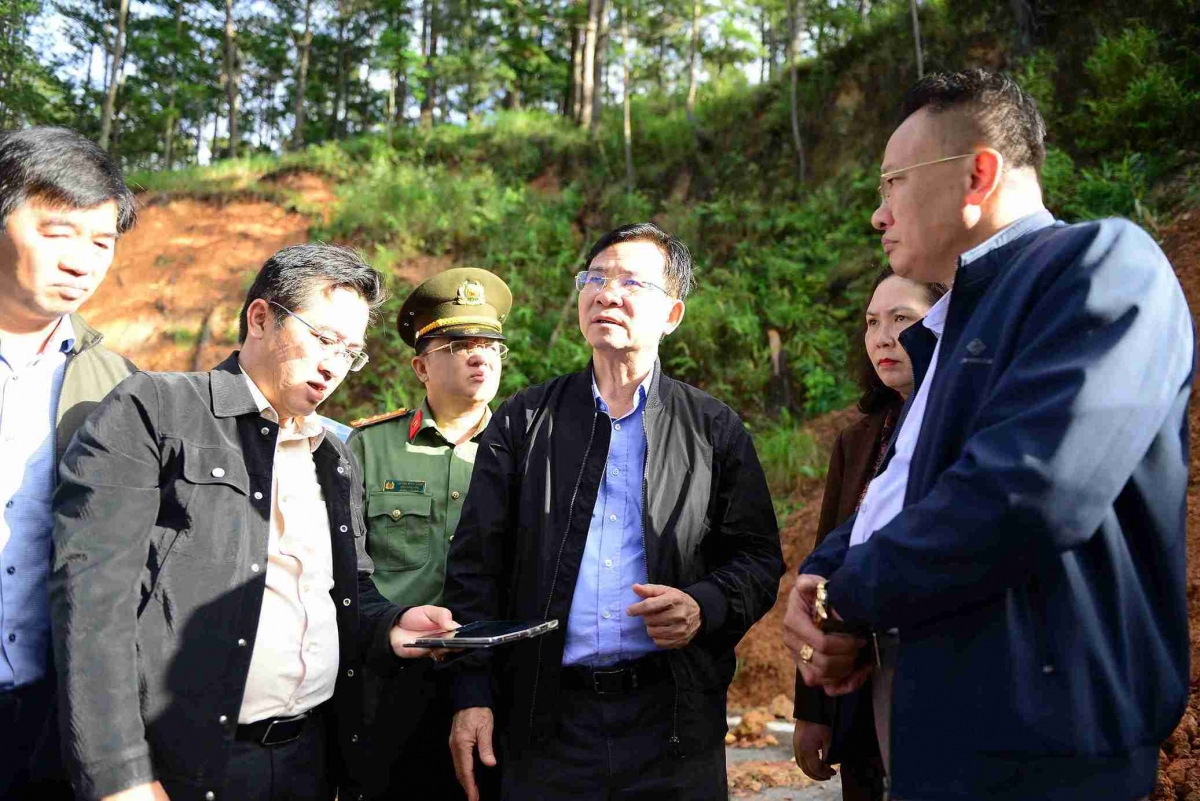 Ông Hồ Văn Mười- Chủ tịch UBND tỉnh Lâm Đồng kiểm tra chỉ đạo khắc phục sạt lở. Ảnh Phúc Khánh