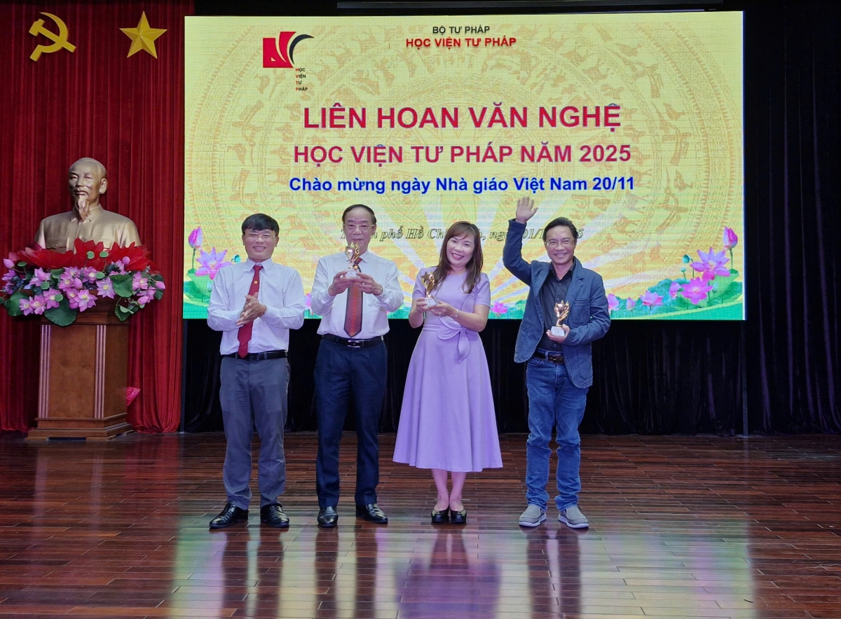 Lãnh đạo Học viện Tư pháp - Cơ sở tại TP. Hồ Chí Minh khen tặng các cá nhân, tập thể tham dự 