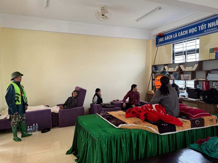 Không gian nhà văn hoá tuy chật chội nhưng ấm áp tình người giữa những ngày mưa lũ.