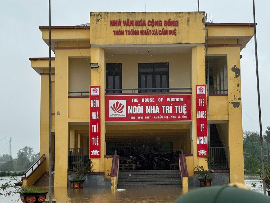 Những ngôi nhà văn hoá cộng đồng vững chãi giữa dòng nước lũ ở xã Cẩm Duệ, huyện Cẩm Xuyên.