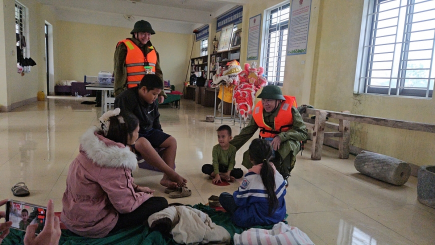 Lực lượng công an, dân quân túc trực 24/24h, đảm bảo an toàn cho người dân tại các điểm tránh trú.