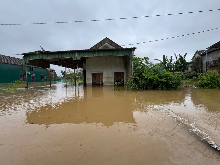 Thôn An Việt (xã Cẩm Bình) ngập sâu trong nước, người dân di chuyển bằng xuồng cá nhân đến nhà văn hoá tạm trú.