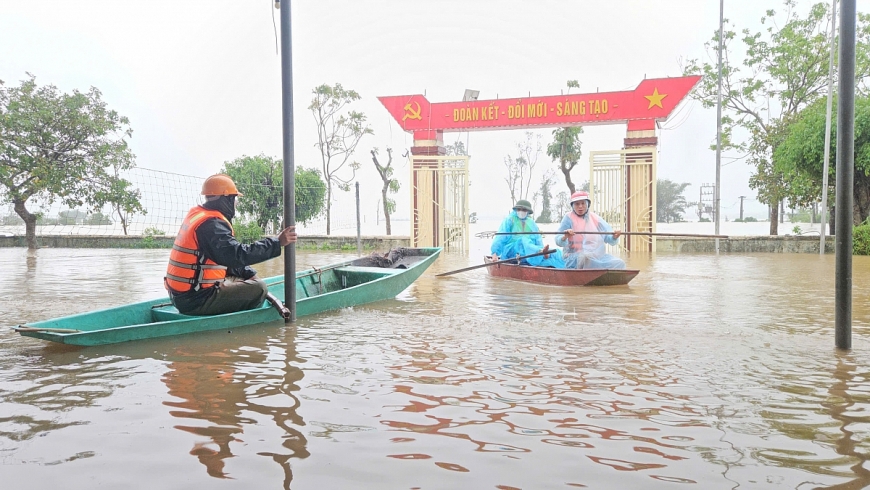 Nhiều tuyến đường ở vùng hạ lưu hồ Kẻ Gỗ bị chia cắt, thuyền nhỏ trở thành phương tiện duy nhất để người dân di chuyển.