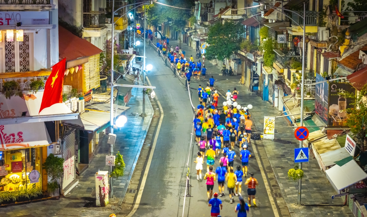 Đông đảo vận động viên ở nhiều lứa tuổi tham gia giải chạy Standard Chartered Marathon Di sản Hà Nội năm 2024 (7)