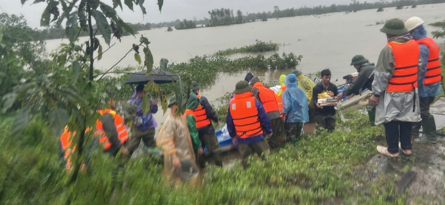 Chính quyền xã Cẩm Bình hỗ trợ gia đình cụ ông P.V.Q. hoàn tất hậu sự trong điều kiện mưa lũ bao vây.