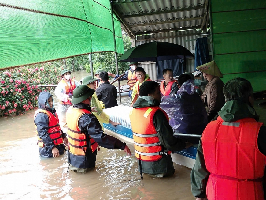 Lực lượng chức năng xã Cẩm Bình dùng ca nô vận chuyển quan tài cụ ông P.V.Q. ra khỏi vùng ngập sâu để đưa đi hỏa táng.