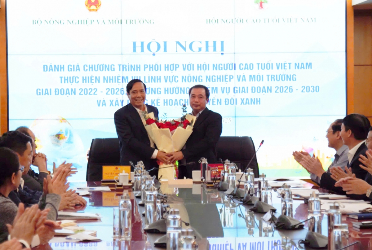 Bộ Nông nghiệp và Môi trường tặng hoa Hội Người cao tuổi Việt Nam Bộ Nông nghiệp và Môi trường tặng hoa Hội Người cao tuổi Việt Nam