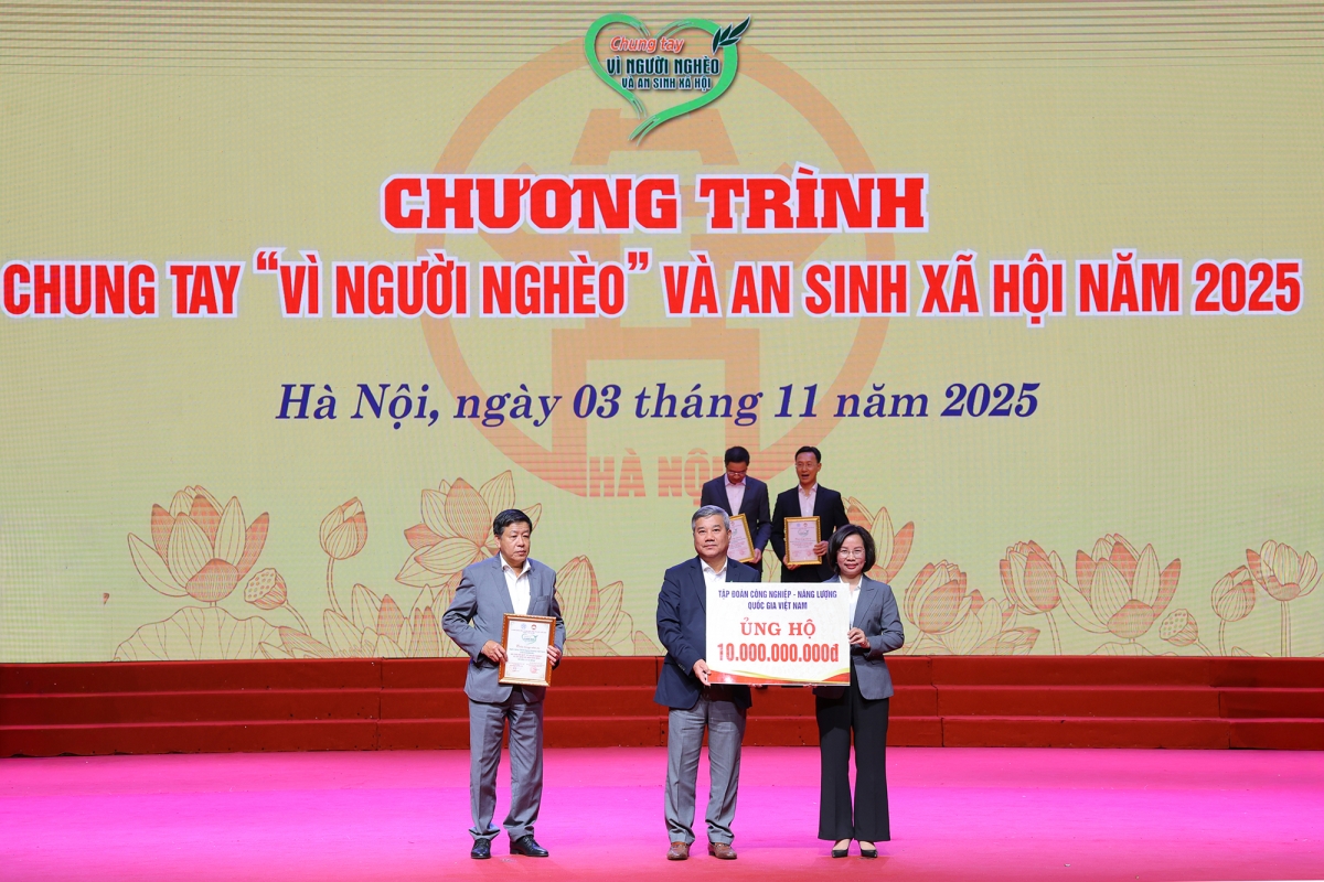 Phó Tổng Giám đốc Petrovietnam Đỗ Chí Thanh trao ủng hộ 10 tỷ đồng cho quỹ “Vì người nghèo” thành phố Hà Nội.