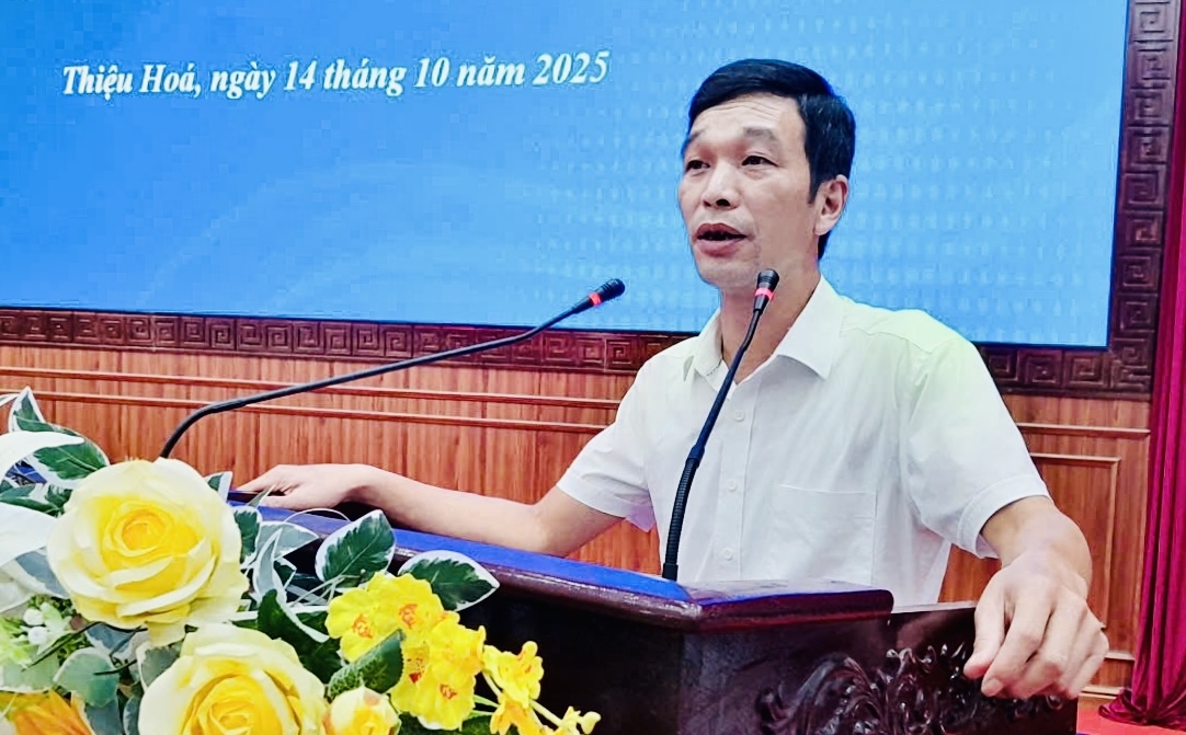 Ông Nguyễn Vũ Thắng, Phó Trưởng phòng Quản lý Thương mại, Sở Công Thương Thanh Hóa giới thiệu các quy định của pháp luật về quản lý hoạt động kinh doanh đa cấp tại Hội nghị