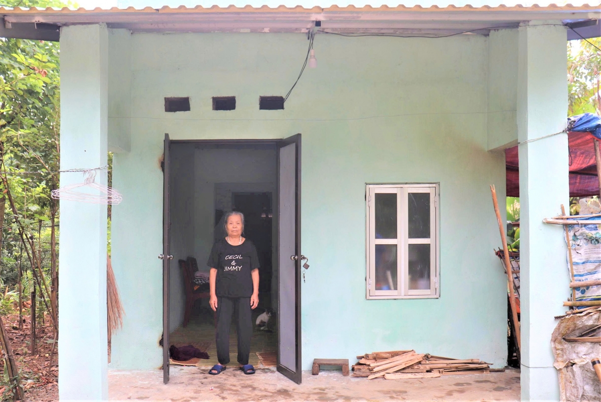 Bà Ngắn, thành viên CLB LTHTGN thôn Quê Kho bên ngôi nhà vừa được hỗ trợ sửa lại