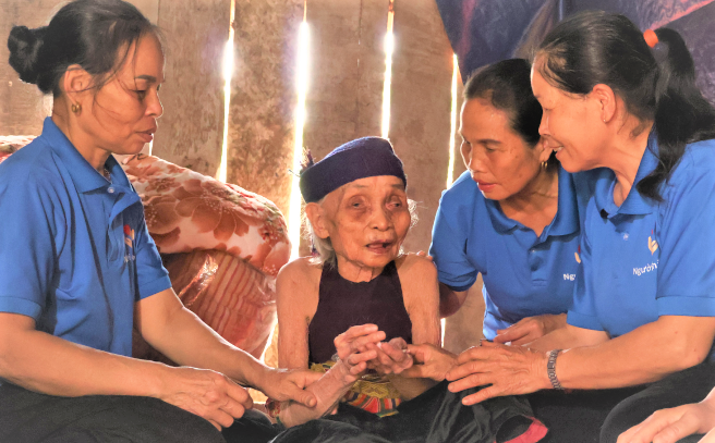 Các tình nguyện viên chăm sóc cụ Bù Thị Yền