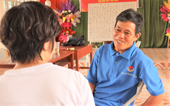 Ông Triệu Văn Toàn trao đổi với cán bộ Dự án