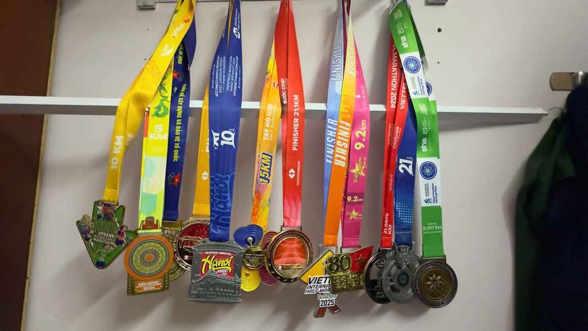 Bộ 12 Huy chương là minh chứng cho tình yêu thể thao và môn chạy bộ của ông Nguyễn Việt Hồng.