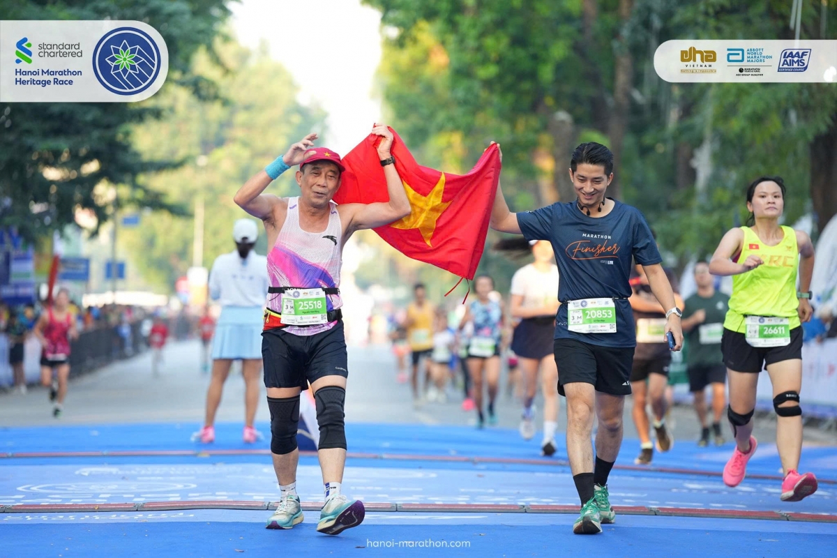 Ông Nguyễn Việt Hồng (bên trái) và con trai cùng về đích tại giải Di sản 2024