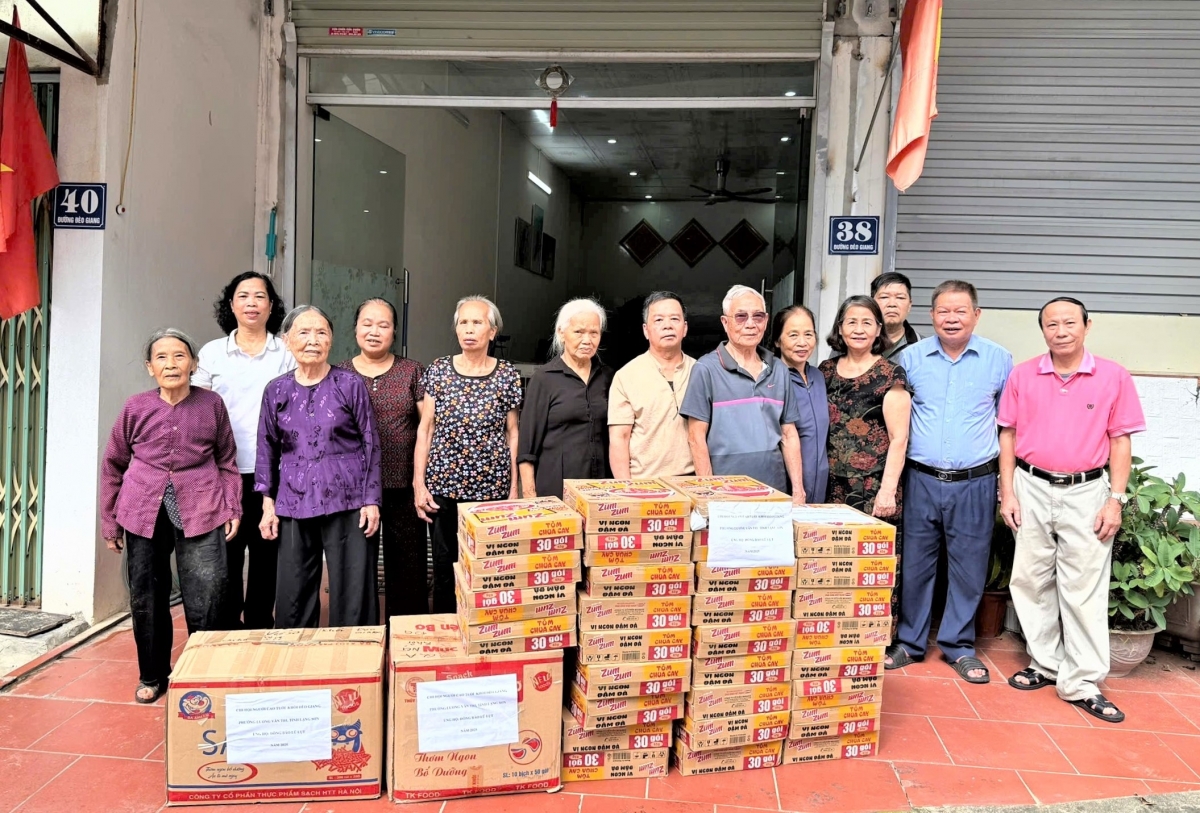 Chi hội NCT Đèo Giang, phường Lương Văn Tri, tỉnh Lạng Sơn hỗ trợ hội viên xã Vân Nham khắc phục hậu quả bão lũ