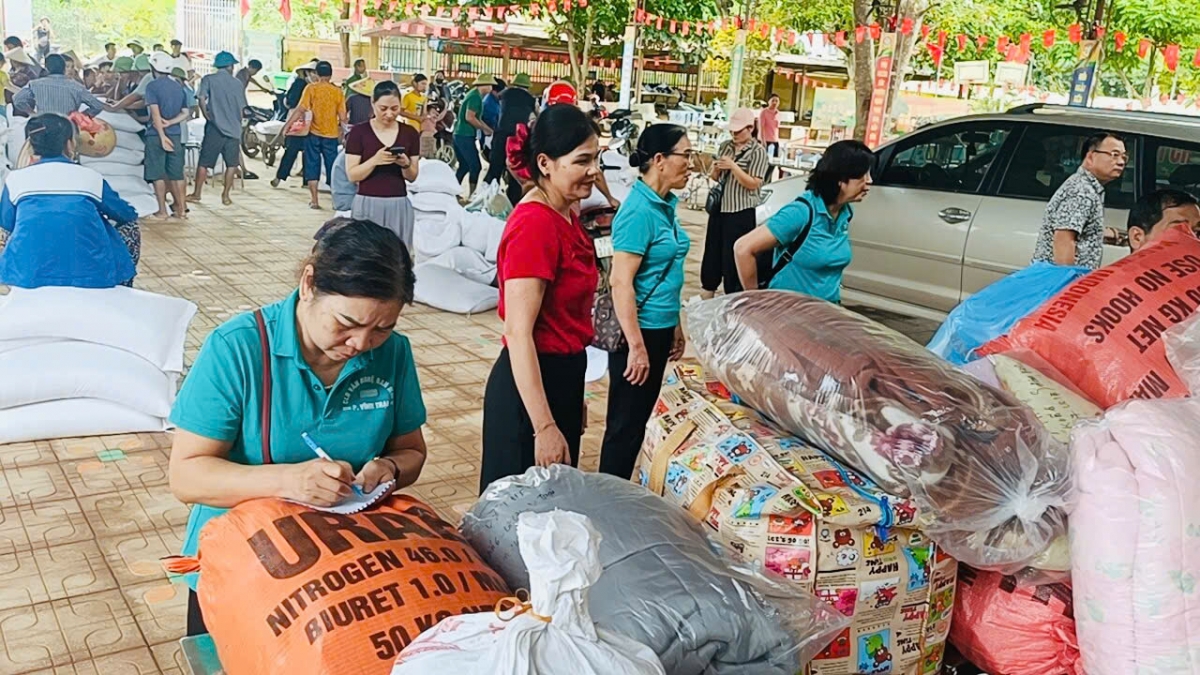 CLB Văn nghệ NCT khối 6, phường Đông Kinh ủng hộ hội viên xã Yên Bình khắc phục hậu quả bão lũ