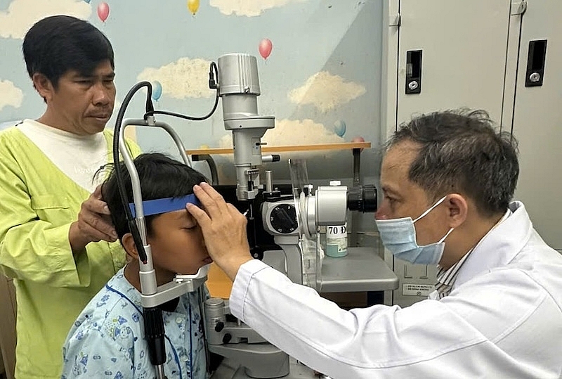 BS.CKII. Võ Đức Dũng, Trưởng khoa Mắt nhi thăm khám cho bé T.T.H sau phẫu thuật 3 ngày tại Khoa