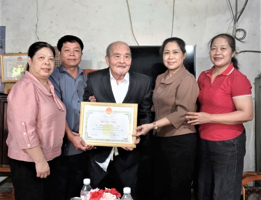 Trao Bằng mừng thọ NCT tỉnh Lạng Sơn nhân Tháng hành động vì NCT Việt Nam năm 2025