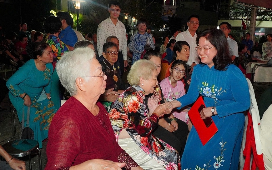 Bà Nguyễn Thị Mỹ Hằng, Ủy viên Ban Thường vụ Thành ủy, Trưởng Ban Nội chính Thành ủy TP. Hồ Chí Minh thăm hỏi người cao tuổi