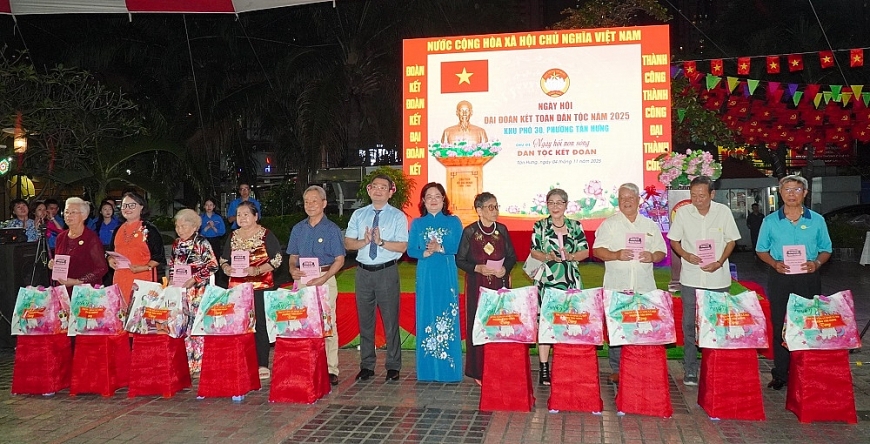 Trao tặng quà người cao tuổi