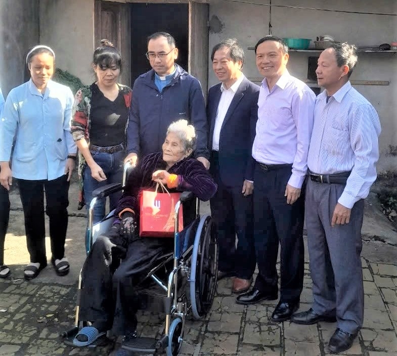 Hội NCT tỉnh Thanh Hóa vận động tặng xe lắn cho NCT di chuyển khó khăn