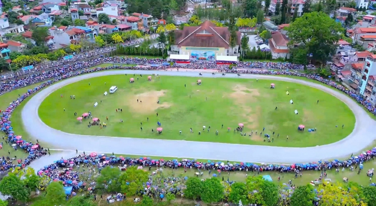 Sân vận động trung tâm huyện Bắc Hà - nơi diễn ra giải đua.