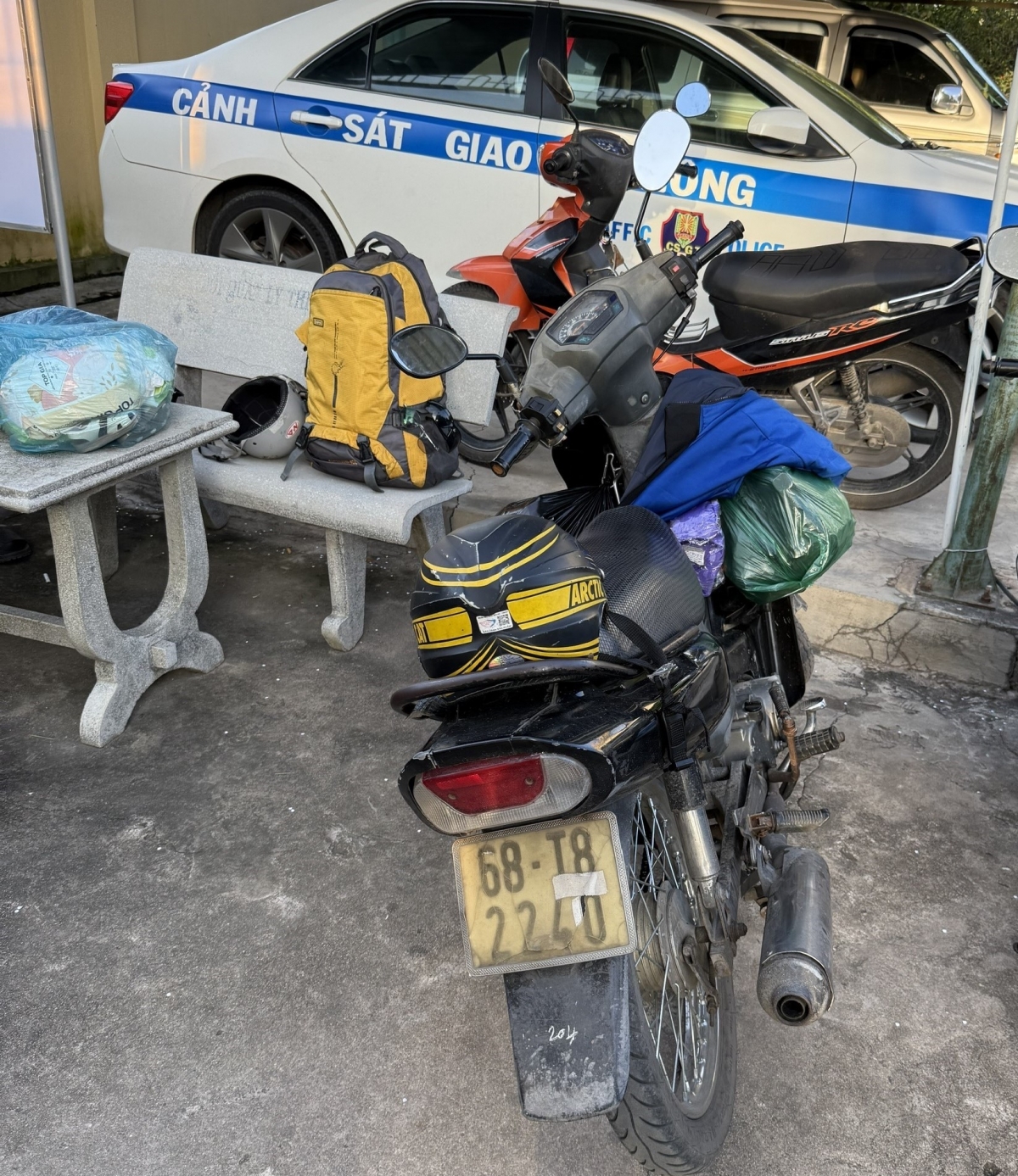 Cha nghèo cứu con – chiếc xe máy cũ cùng người cha vượt 1.600 km đưa con trai ra Hà Nội chữa bệnh.