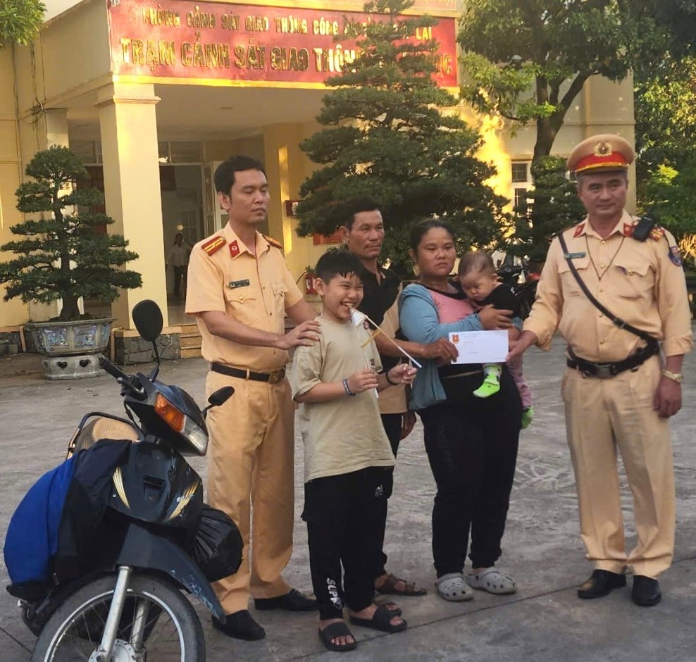 Cha nghèo cứu con – các chiến sĩ CSGT Tuy Phước, Công an tỉnh Gia Lai giúp đỡ gia đình nghèo giữa hành trình gian nan.