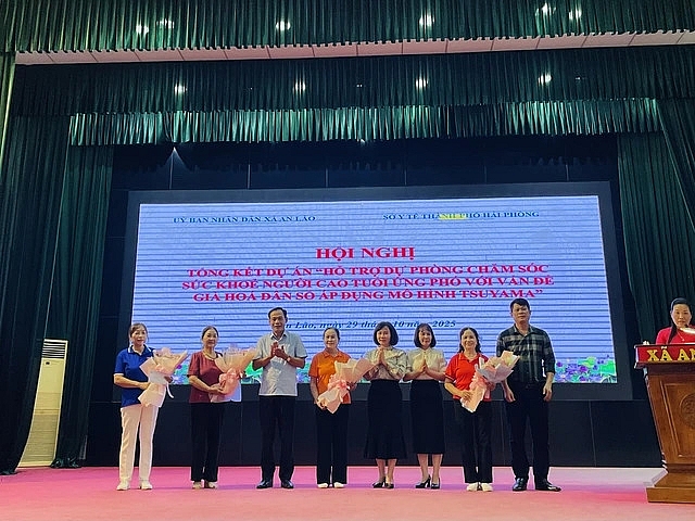 Chi cục trưởng Chi cục Dân số và Trẻ em- Sở Y tế Hải Phòng Trần Thị Thu Hằng tặng quà cho đại diện các CLB người cao tuổi (xã An Lão).