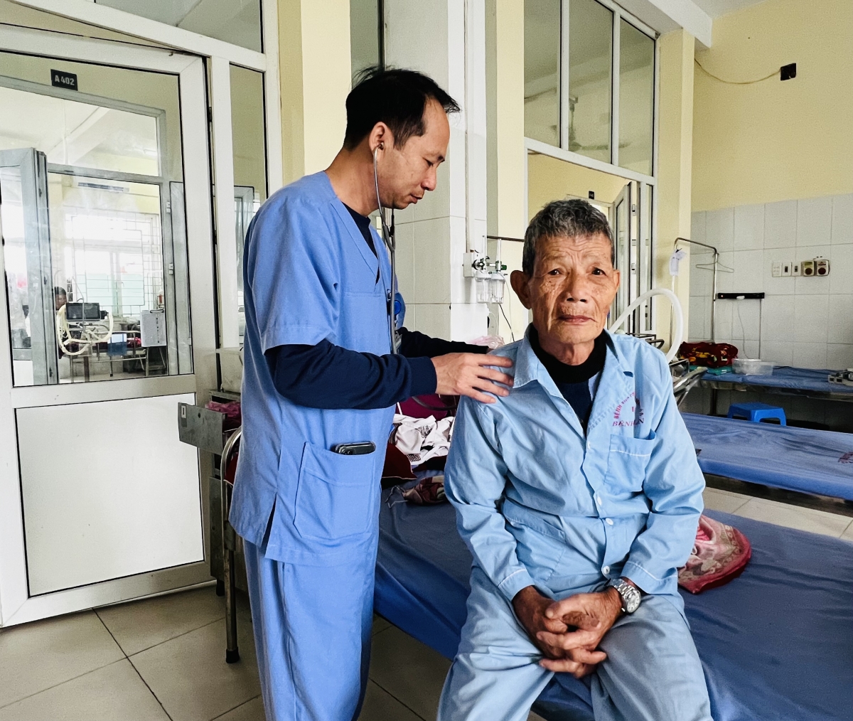 Bác sĩ đang thăm khám cho bệnh nhân Nguyễn Văn Nhâm 80 tuổi, tiền sử hút thuốc 40 năm, bị bệnh phổi tắc nghẽn mạn tính