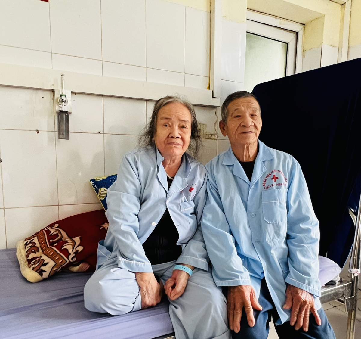 Bệnh nhân Thiều Quang Hoàn và vợ đang điều trị bệnh phổi tại Bệnh viện Phổi Thanh Hóa