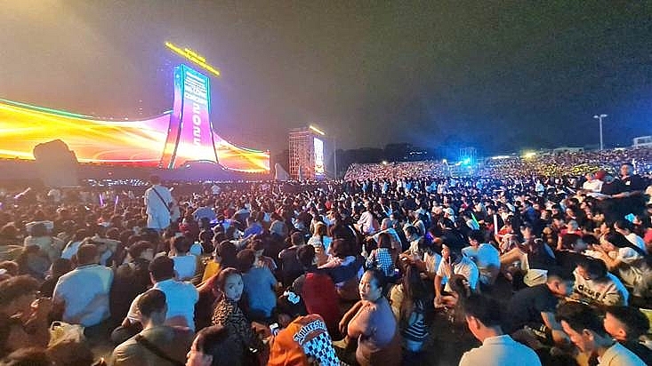              Concert Hạ Long 2025 sự kiện chào mừng 62 năm Ngày thành lập tỉnh Quảng Ninh tổ chức tối 29/10 thu hút hơn 30.000 người dân và du khách tham dự. Ảnh Vũ Tiến Dũng.