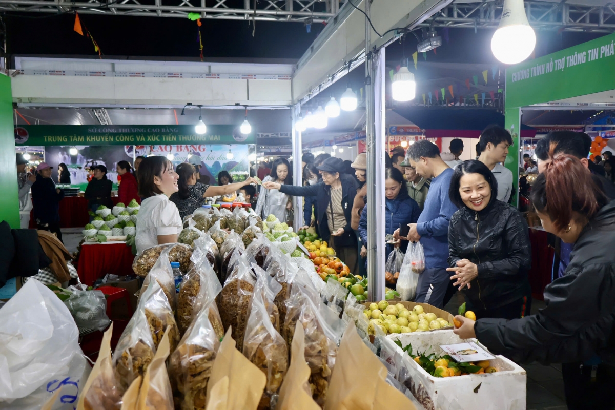 Hội chợ quy tụ với hơn 210 gian hàng của các doanh nghiệp, hợp tác xã, làng nghề đến từ nhiều địa phương trên cả nước