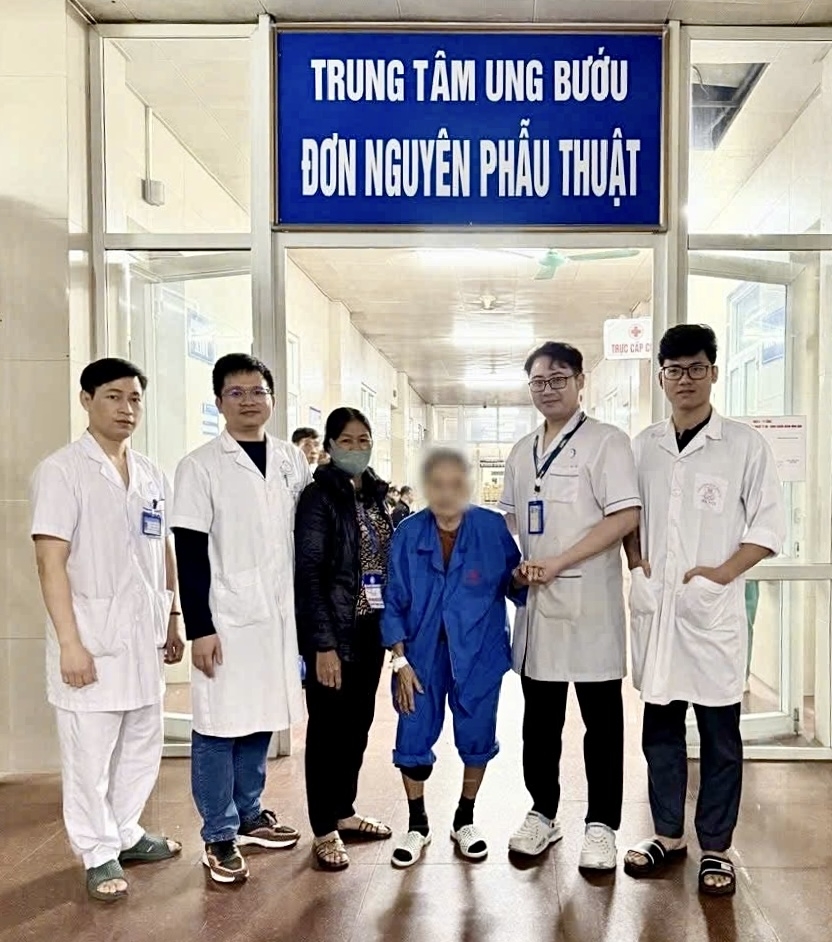 Các bác sĩ đã phẫu thuật thành công ung thư da vùng mặt cho bênh nhân 93 tuổi  (Ảnh: BVĐK tỉnh Ninh BÌnh)