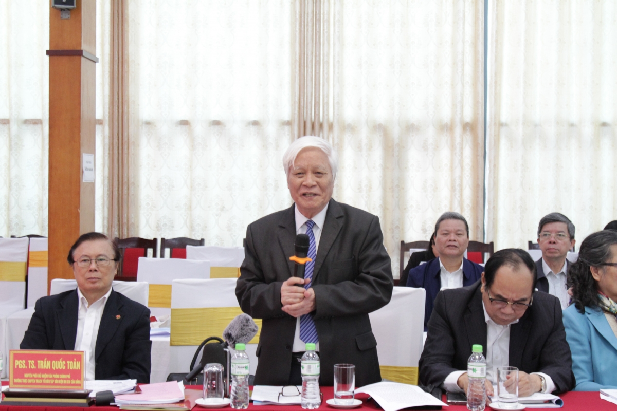 Đại biểu tham luận tại Hội nghị