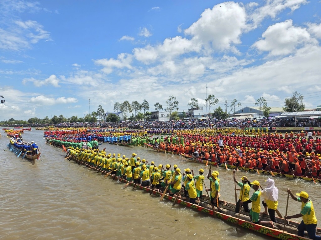Mỗi mùa ghe Ngo đi qua, dòng Dòng Maspéro lại thêm rực rỡ sắc màu.