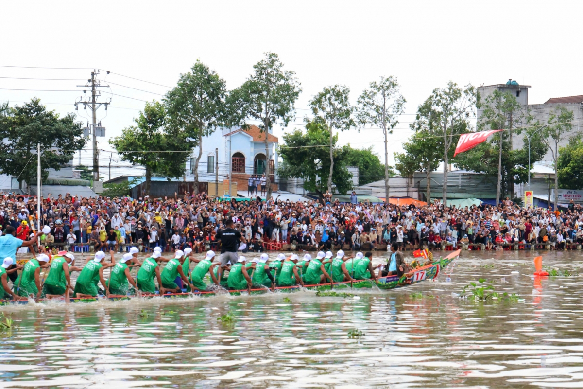 Đông đảo người dân, du khách thập phương tìm về Dòng Maspéro xem giải Đua ghe Ngo TP Cần Thơ năm 2025